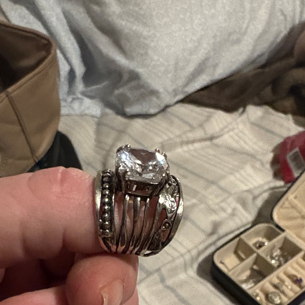 Stunning Silver Women's Ring with Clear Gemstone